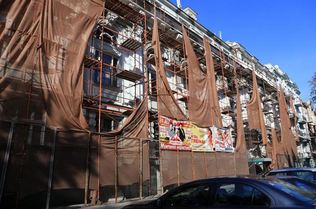 критическая ситуация с фасадом театра